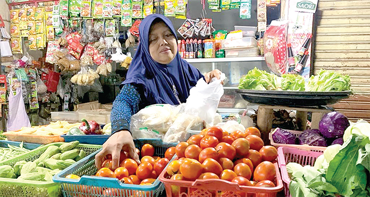 SEPI: Kondisi salah satu lapak pedagang di Pasar Baru Lumajang. Beberapa bapokting mulai habis dan belum terisi lagi.