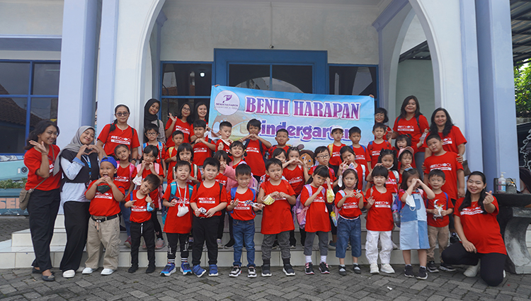 FOTO BERSAMA: Guru dan siswa TK Kristen Benih Harapan mengunjungi kantor Jawa Pos Radar Jember, Kamis (18/1).