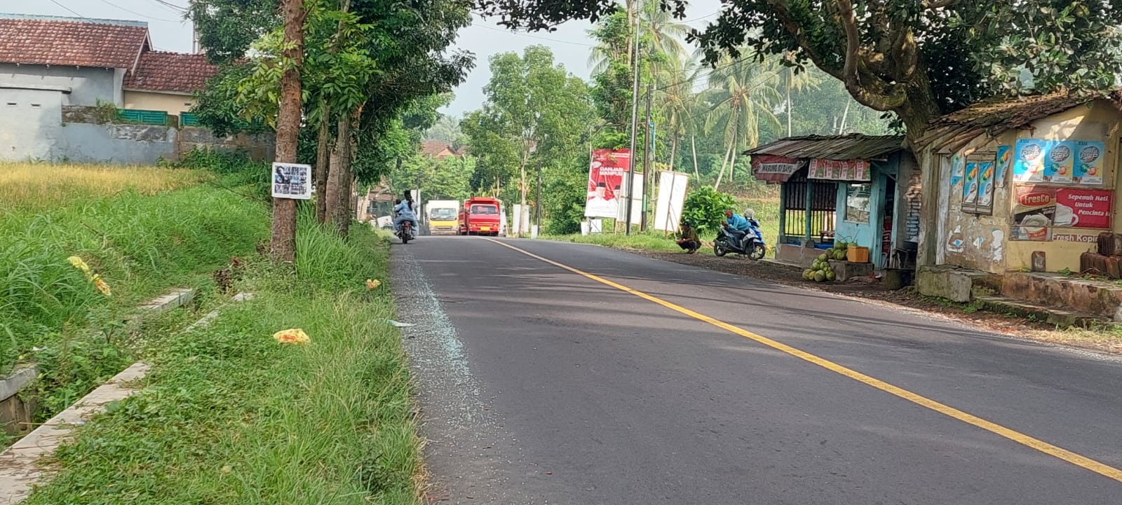 TEMPAT KEJADIAN : Dijalan tanjakan di Dusun Krajan, Desa Sumberkejayan, Kecamatan Mayang tempat kecelakaan pengendara sepeda motor Scoopy dengan mobil Pikap. (Jumai/ Radar Jember )