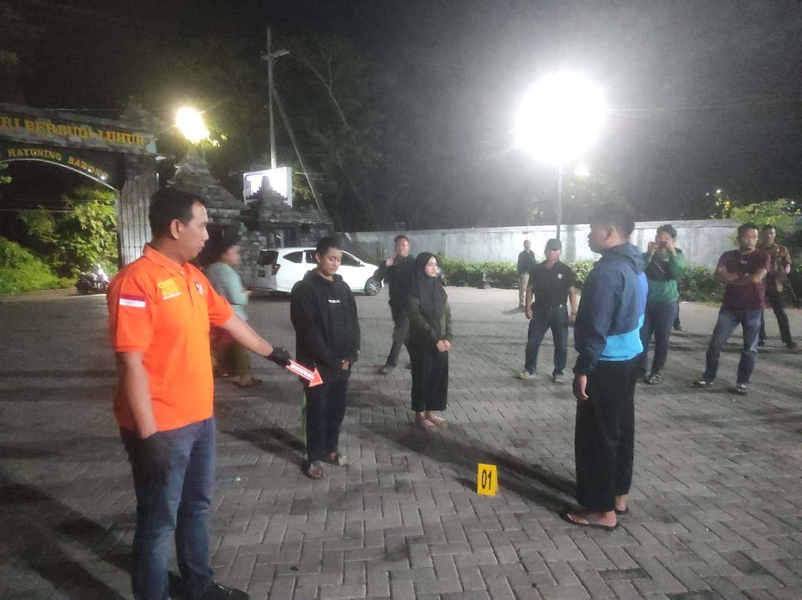 Olah TKP: Tim Inafis Polres Jember bersama Satreskrim Polres saat mendatangi lokasi untuk melakukan olah tempat kejadian perkara (tkp). (Inafis untuk Radarjember)