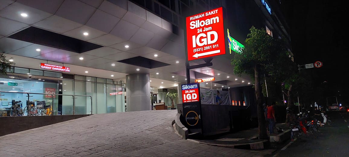 DILARIKAN KE RS: Situasi Rumah Sakit Siloam, korban sempat dilarikan ke rumah sakit ini, namun nyawanya sudah tidak tertolong. (JUMAI/RJ)