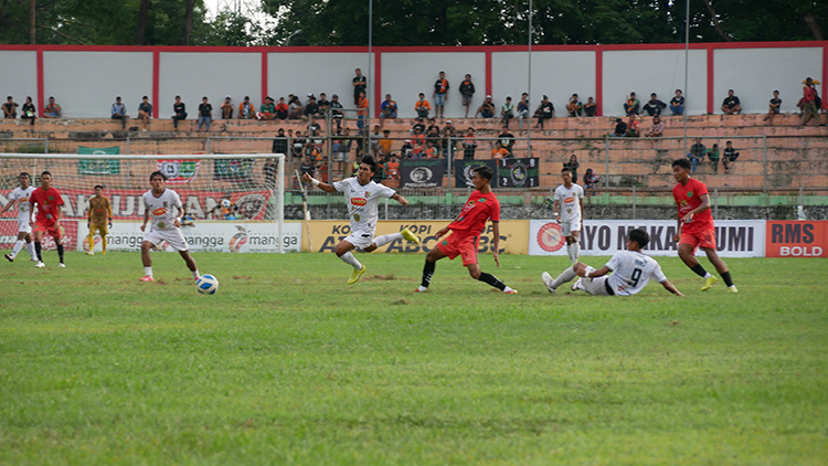 SELEBRASI: Ghifari Vaiz Aditya melakukan selebrasi usai menjebol gawang Persekabpas di menit ke 11 melawan Persekabpas Kabupaten Pasuruan, kemarin (20/1) di Stadion R. Soedrasono. SENGIT: Pemain Pers