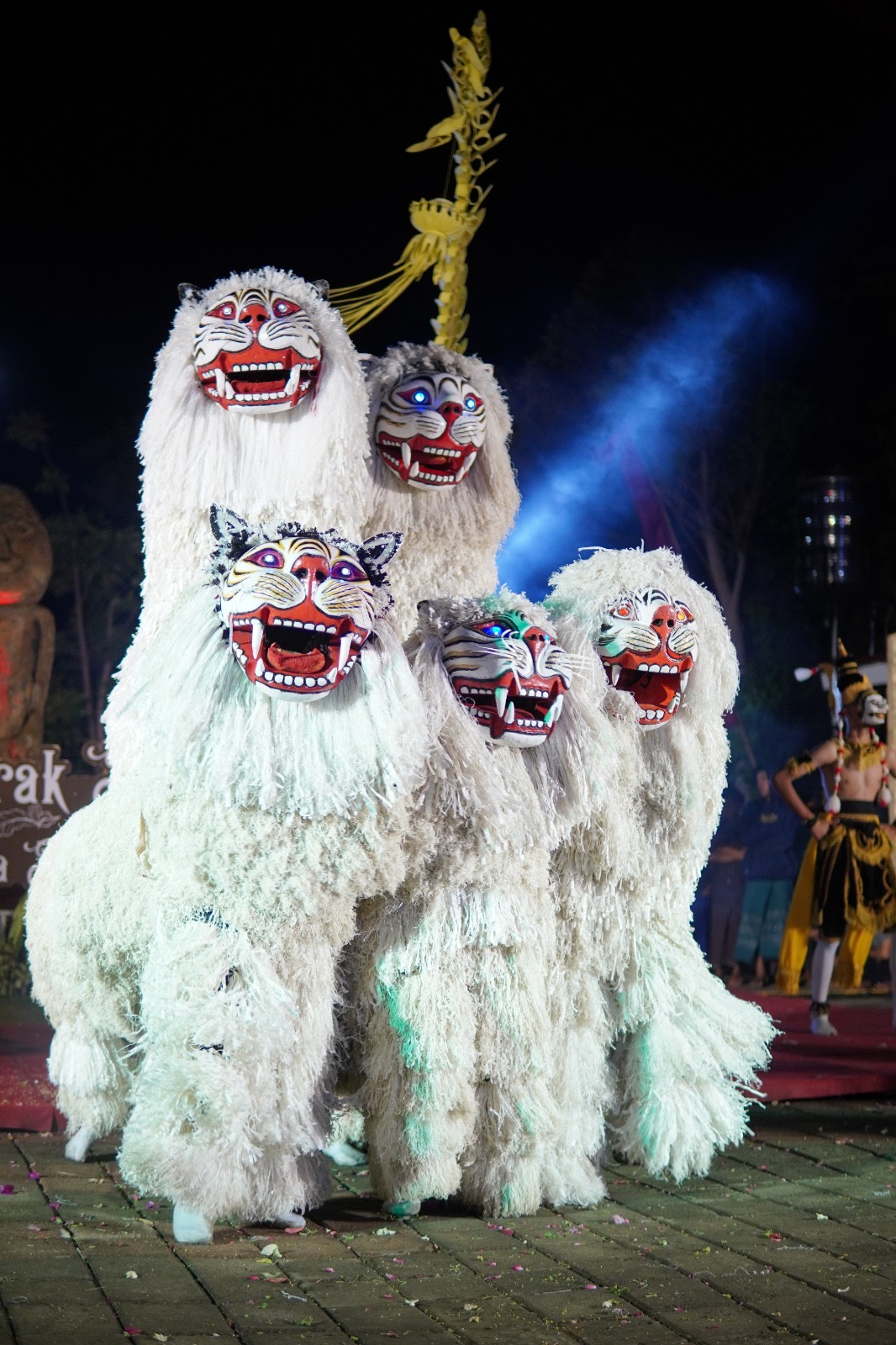 KESENIAN: Sejumlah Singo Ulung menunjukkan kebolehannya tampil di depan penggemar tradisi asal Bondowoso.