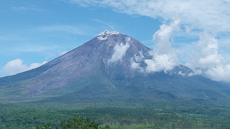 TERLIHAT CERAH: Visual Gunung Semeru yang terlihat jelas saat melakukan aktivitas vulkanisnya, belum lama ini.