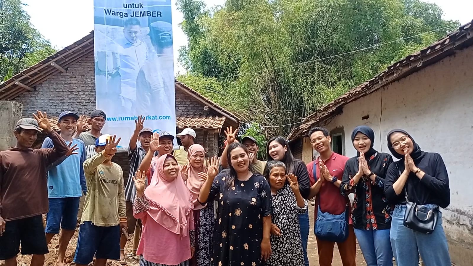 HARU: Senyum merekah warga penerima manfaat program bantuan bedah rumah dari Kevin Andika Putra, caleg DPR RI dari PAN nomor urut 4, Dapil Jember - Lumajang. (MAULANA/RADAR JEMBER)
