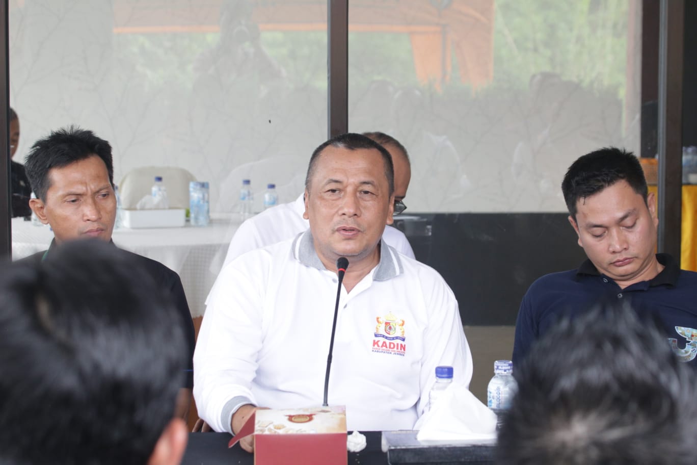 HARUS BERSEIRING : Ketua KADIN Jember Abdul Kholik, SE saat menyampaikan gagasannya dalam kegiatan high level meeting si Rambo yang digelar Pemerintah Kabupaten Jember di kantor KADIN kemarin.