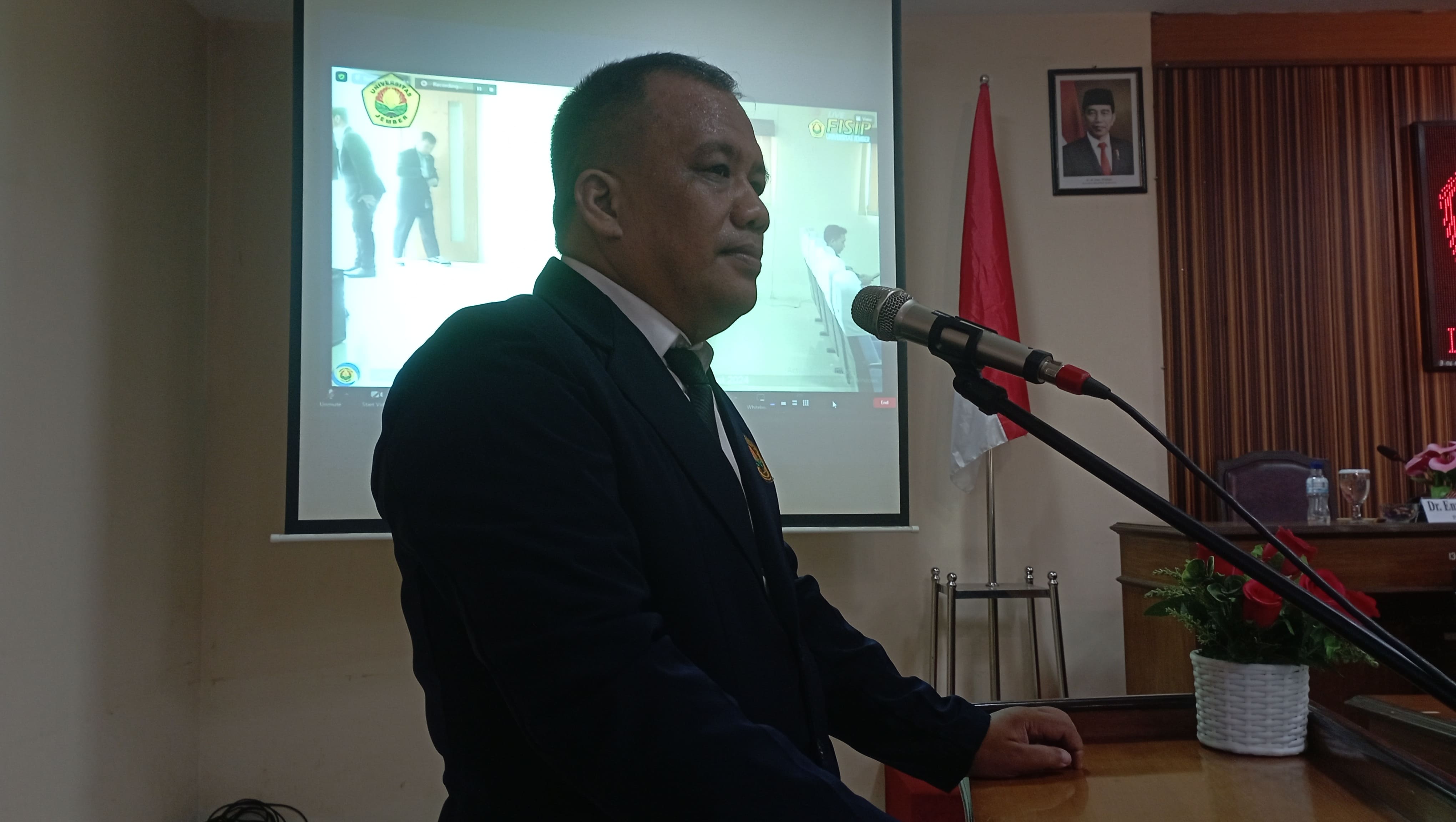 UJIAN: M. Hamdi HS. menjelaskan disertasi dalam ujian terbuka disertasi di Fakultas FISIP Unej.(SUTAN CADENA/RADAR JEMBER)