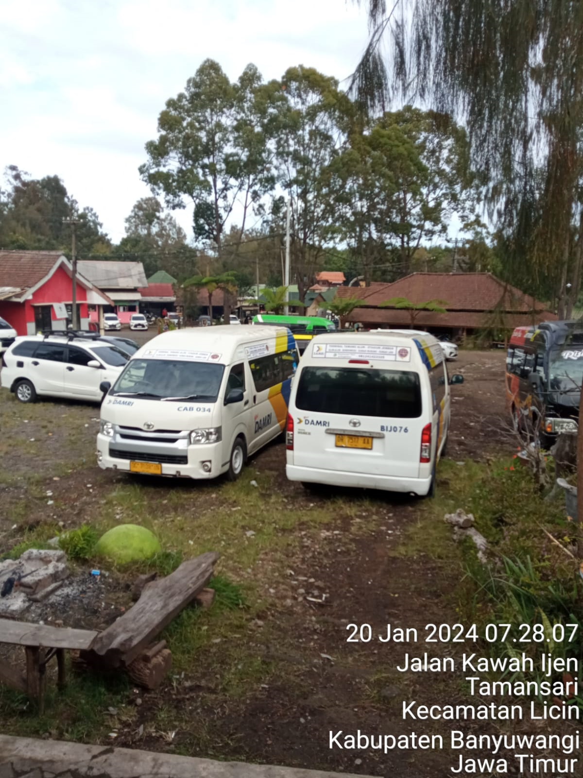 SIAP BERANGKAT: Angkutan KSPN Jember&ndash;Bondowoso&ndash;Ijen menunggu jam berangkat dari Paltuding.