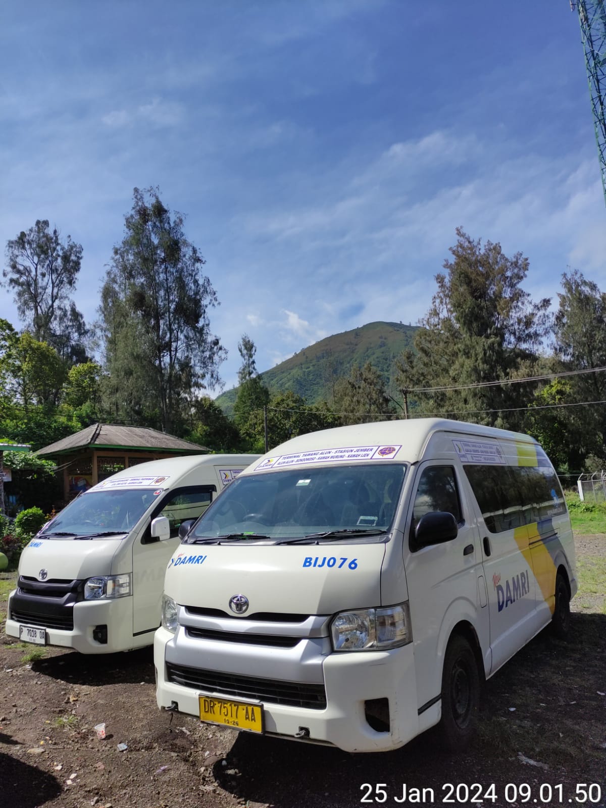 JALAN LAGI : Armada Damri ketika berada di kawasan Ijen. Saat ini Damri kembali melayani rute Jember menuju Pal tuding Ijen. (DAMRI UNTUK RJ)