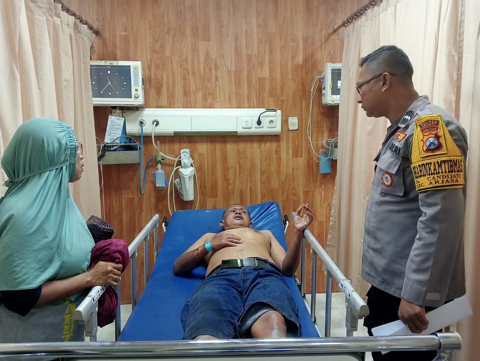 LUKA BAKAR: Salah satu korban luka bakar akibat tabung gas LPG 3 kg bocor dilarikan ke IGD RSD dr Soebandi jember Kamis (25/1/2024). (Polsek untuk radarjember)