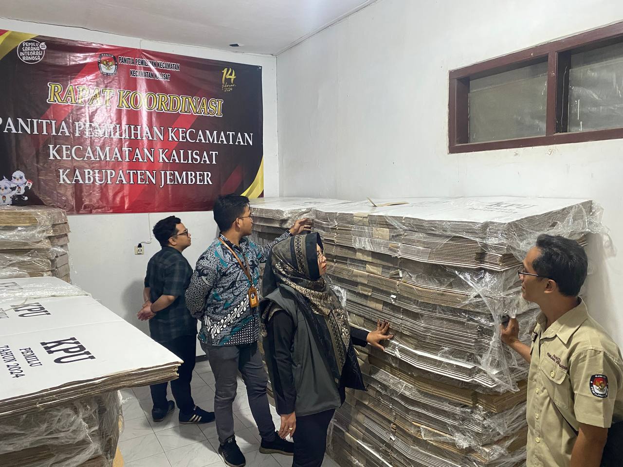 CEK KONDISI: Pengecekan logistik bilik suara yang baru tiba di gudang logistik PPK Kalisat, Kamis siang (25/1).(FOTO. BAWASLU UNTUK RJ)