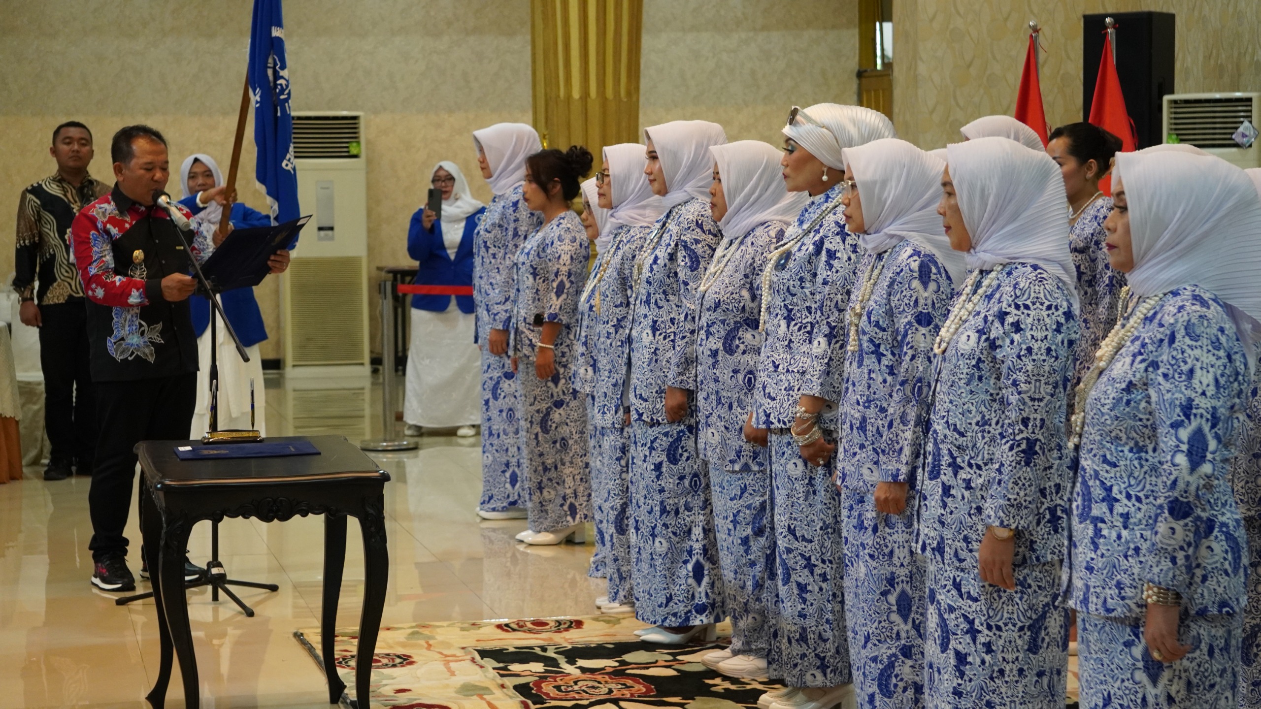 DIKUKUHKAN: Bupati Jember Hendy Siswanto melantik pengurus DPC Iwapi Jember di Pendapa Wahyawibawagraha, Kamis (25/1) siang.(AZZQAL AZQIYA&rsquo;/RADAR JEMBER)