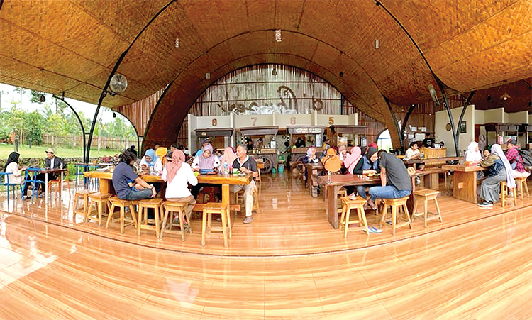 RAMAI: Salah satu resto di Lumajang masih menjadi incaran warga meskipun lokasinya jauh.