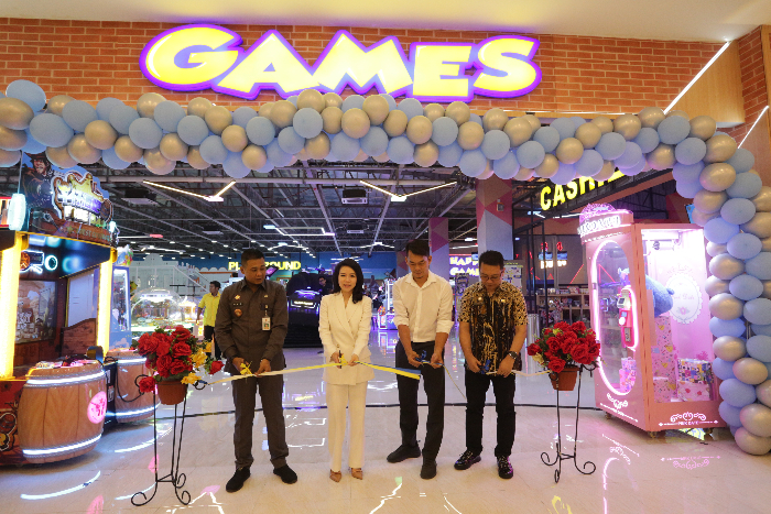 GRAND OPENING: CEO Nusantara Entertainment sekaligus pengelola Happy Games, Stephanie Wongsoredjo (tengah) saat melakukan pemotongan pita untuk membuka arena bermain terbesar di Jember. (SIL/RJ)