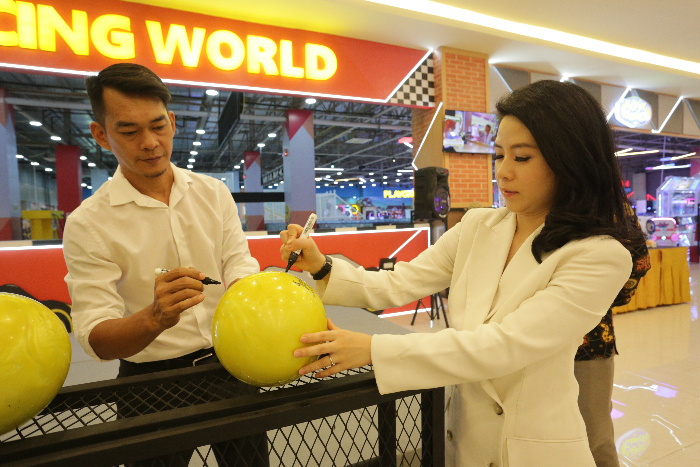 PERESMIAN: CEO Nusantara Entertainment sekaligus pengelola Happy Games, Stephanie Wongsoredjo menandatangani bola bowling sebagai simbolis pembukaan Happy Games di Jember Roxy Square, Jumat (26/1). (S