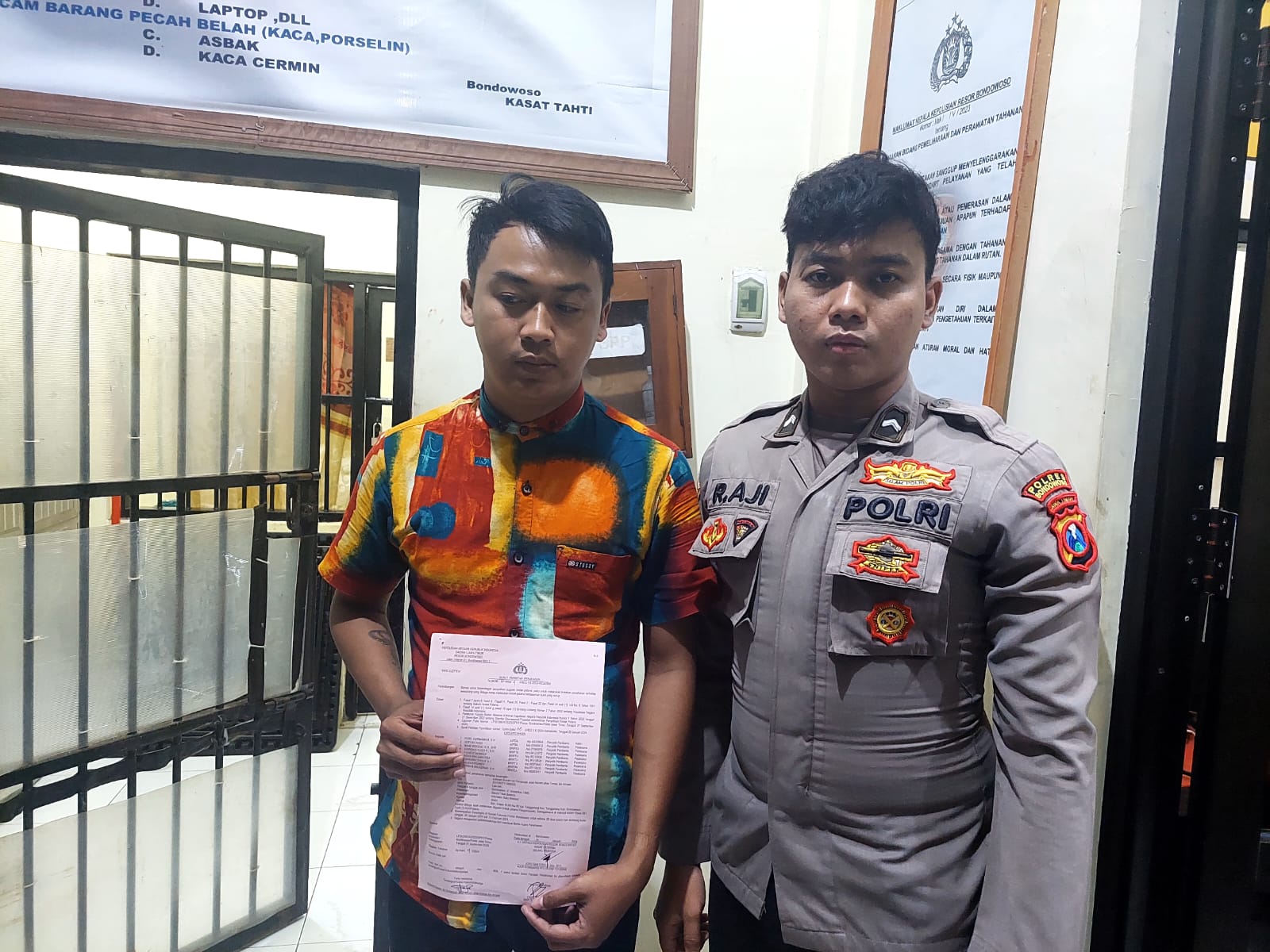 TERTANGKAP: NV, terduga pelaku pembacokan atas Rozi tak berkutik saat diamankan polisi pada Rabu (24/1) di dekat Terminal Bondowoso. (POLRES BONDOWOSO UNTUK RJ)
