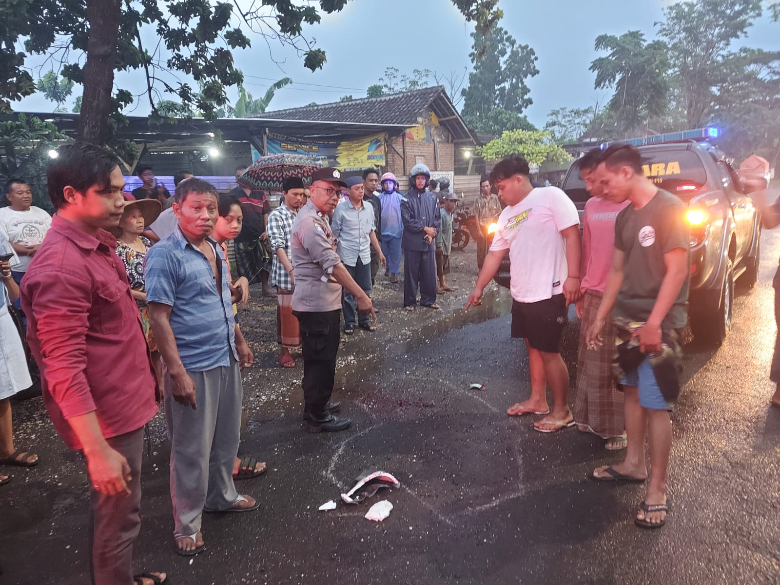 MENINGGAL: Korban yang merupakan seorang pelajar SMP meninggal dunia setelah terlindas tronton di Jalan Raya Desa Jambearum, Kecamatan Puger, Jember pada Jumat (26/1/2024) pukul 17.00 wib. (POLSEK PUG