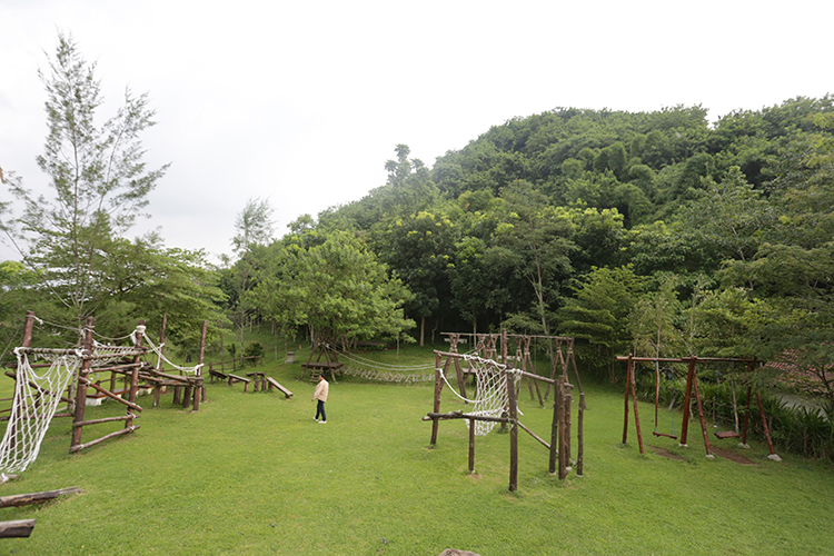 BISA SANTAI: Selain alam yang asri, tempat wisata ini juga menyediakan tempat bersantai termasuk tantangan untuk pengunjung.