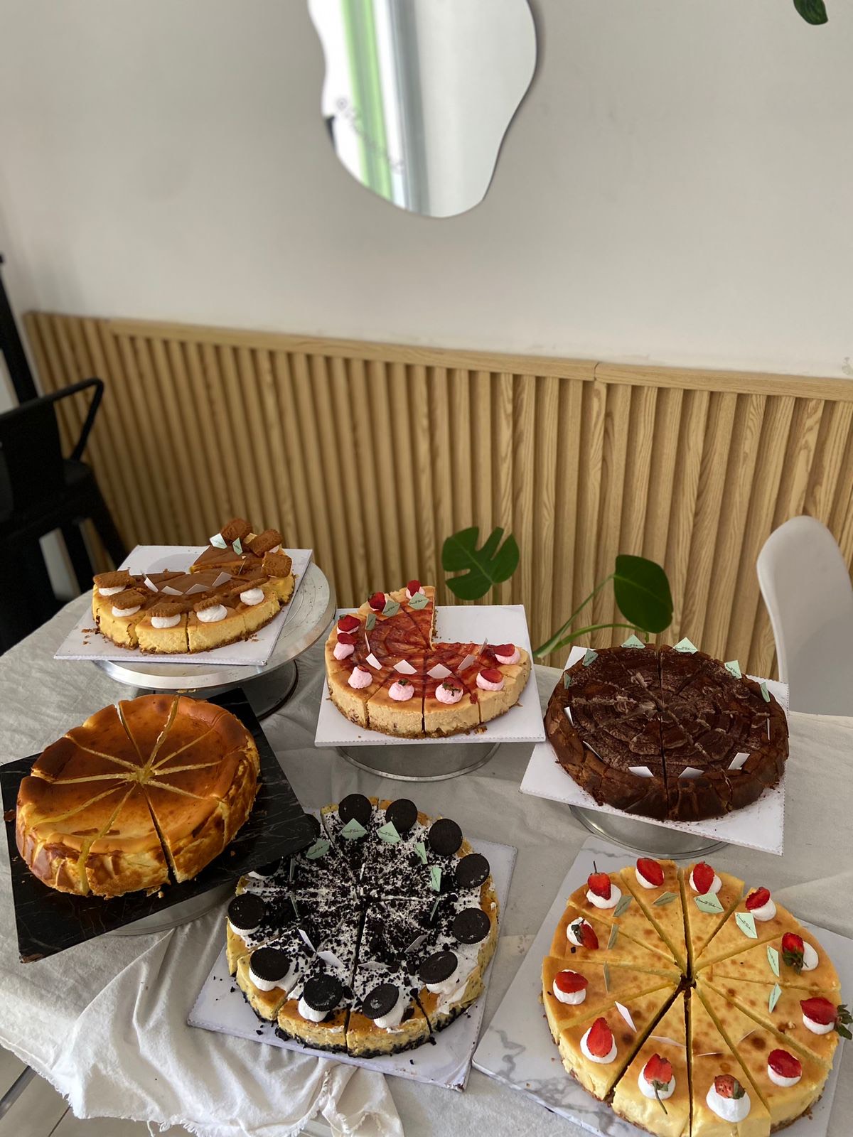 DIHIAS: Elfa pelaku usaha cake sedang melapisi setiap cake dengan whip cream hingga 10 lapisan.  &nbsp;