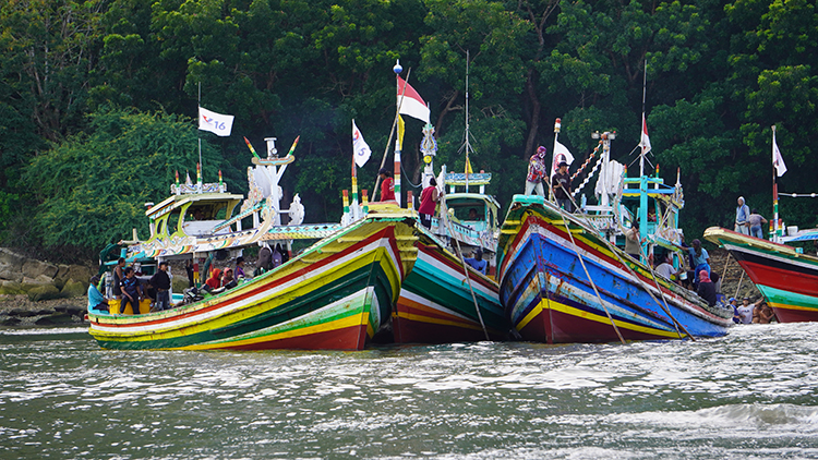 KANDAS: Sebagian besar kapal nelayan Puger masih terhalang muara Sungai Bedadung yang dangkal saat pulang melaut.