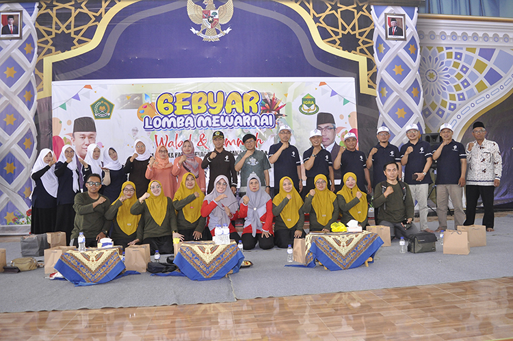 KEBERSAMAAN: Kepala Kemenag Bondowoso, Direktur Radar Jember, Ketua IGRA Bondowoso berfoto bersama dengan panitia Gebyar Lomba Mewarnai Walad dan Ummah.