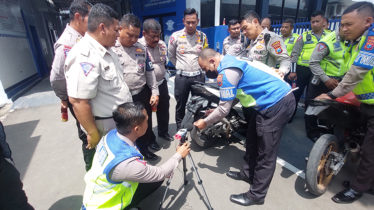 LANGSUNG PRAKTIK: Anggota Satlaptas Polres Jember dan Banyuwangi melakukan praktik pengoperasian alat ukur kebisingan (AUK), bantuan dari Ditlantas Polda Jatim, Senin (30/1).