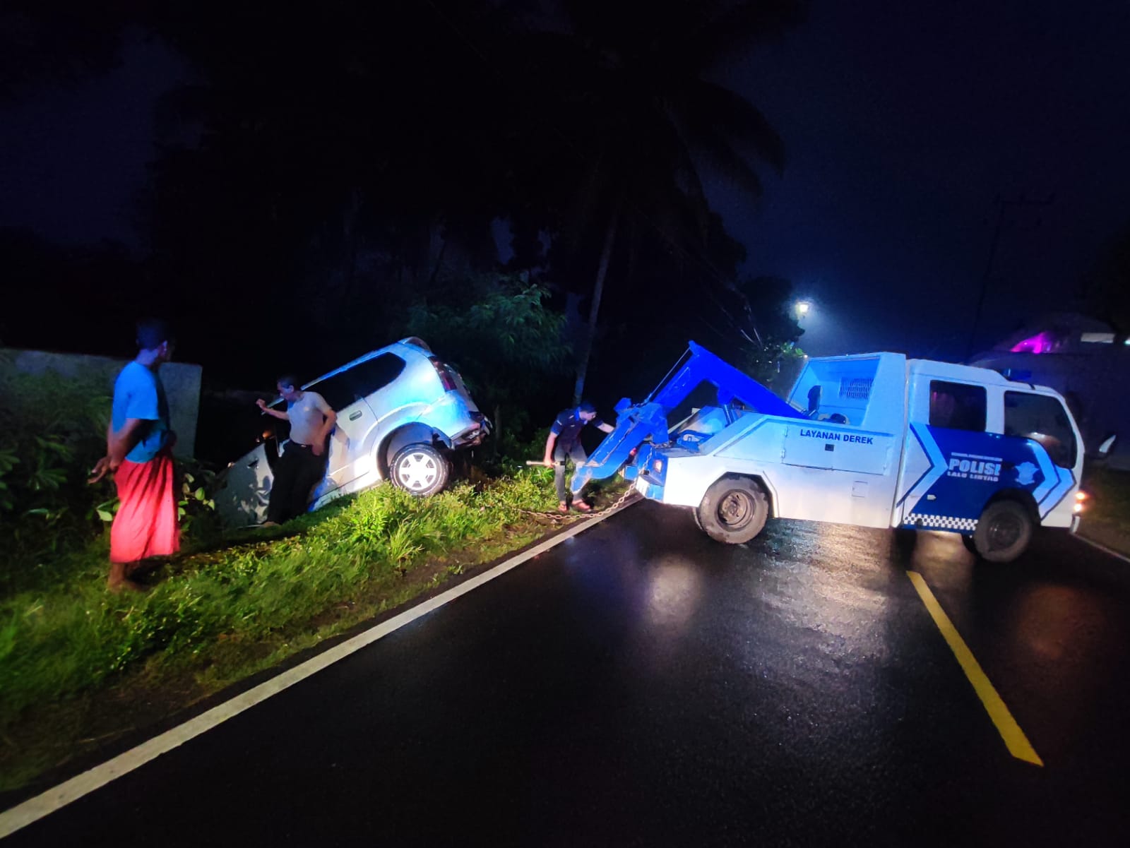 HARUS DIDEREK:&nbsp; Mobil Avanza P 1271 XL dievakuasi setelah mengalami kecelakaan di Jalan Raya Jember&ndash;Banyuwangi, Kecamatan Mayang.