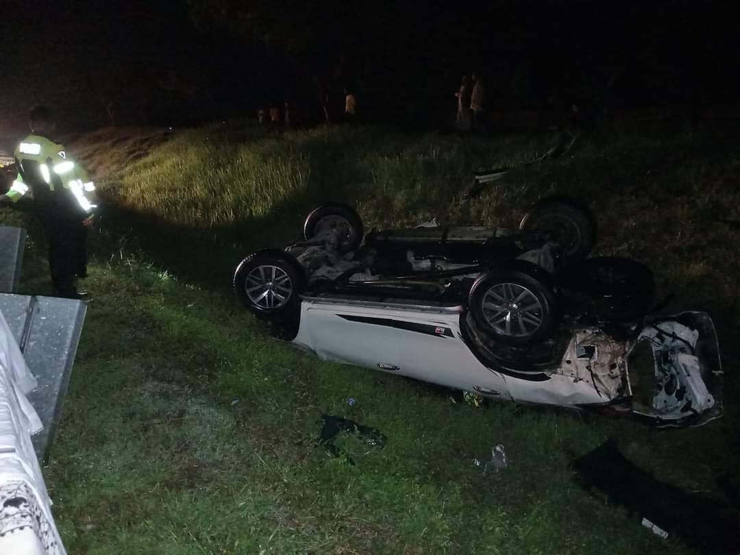 KECELAKAAN: Foto kendaraan yang ditumpangi Gus Aab mengalami kecelakaan di Tol Ngawi-Solo dan jatuh ke parit, kemarin.