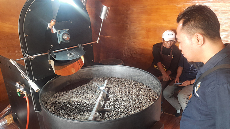 MENCERMATI: Warga saat melihat proses roasting kopi. Awal tahun ini Pemkab Bondowoso masih berfokus pada program prioritas nasional. Sehingga event BRK Reborn tidak bisa digelar awal tahun.