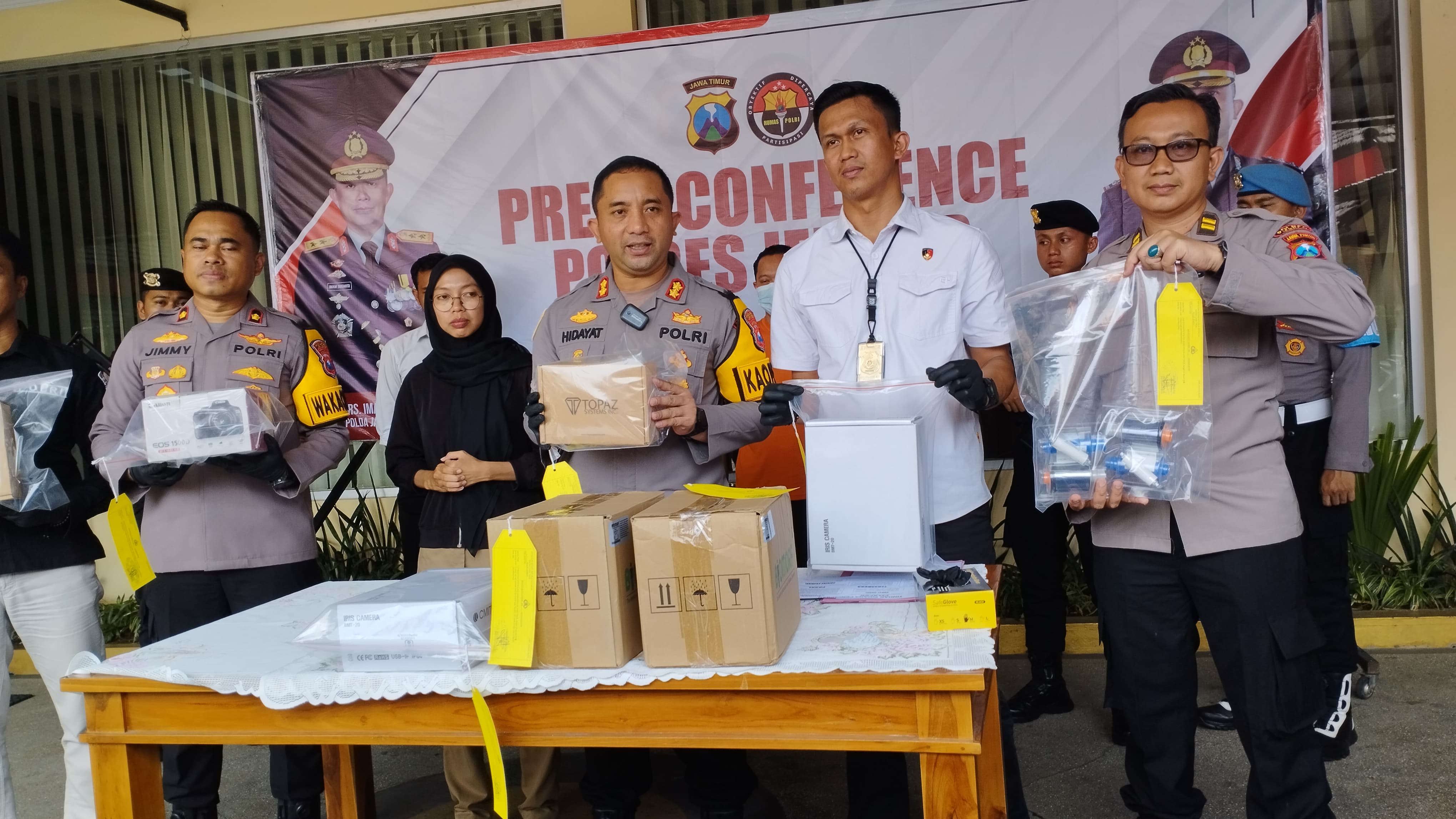 TINDAK TEGAS: Polisi merilis kasus pencurian alat perekam KTP yang dilakukan pegawai honorer.