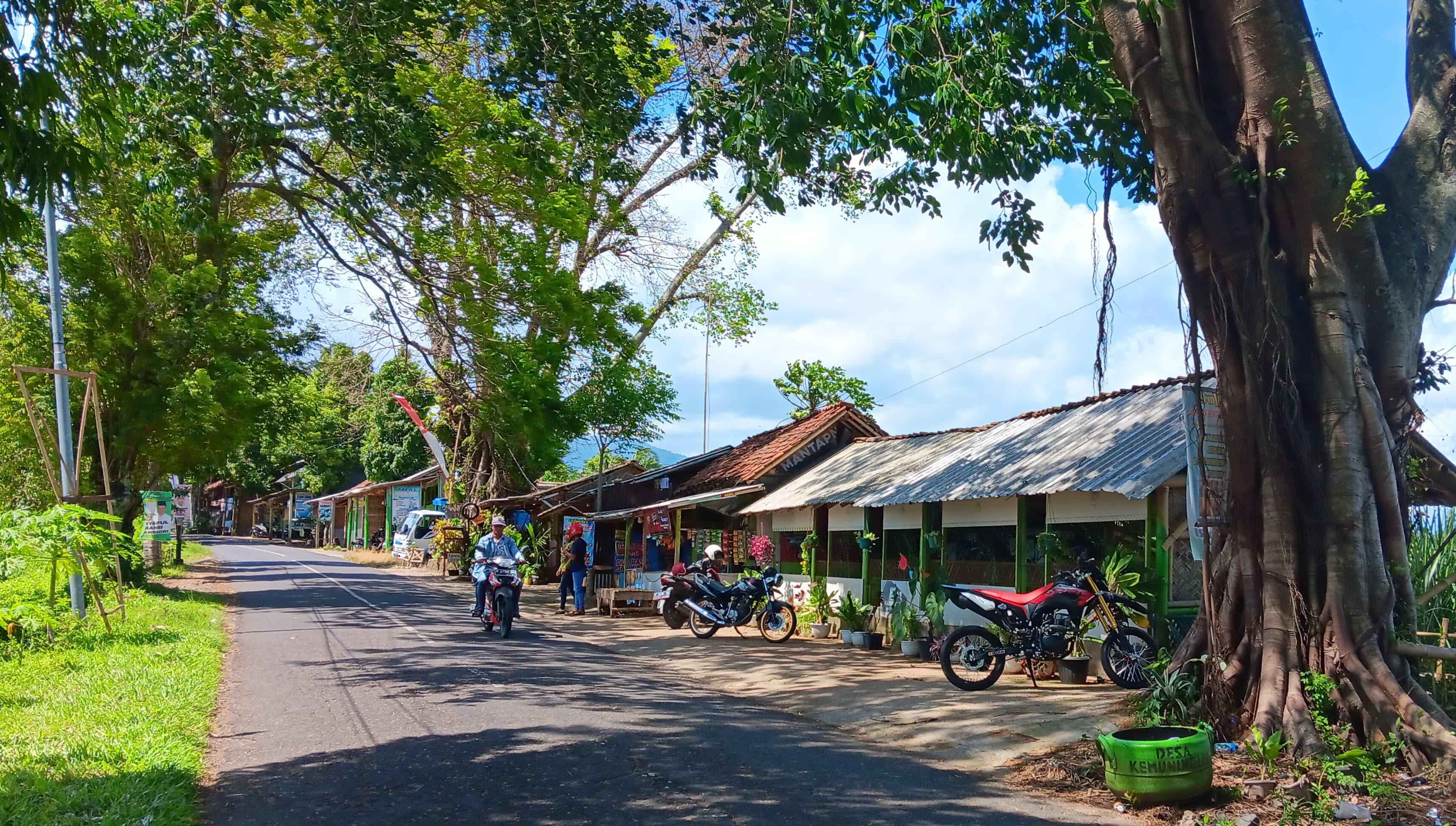 RINDANG: Situasi warung menuju destinasi wisata Puncak Rembangan.