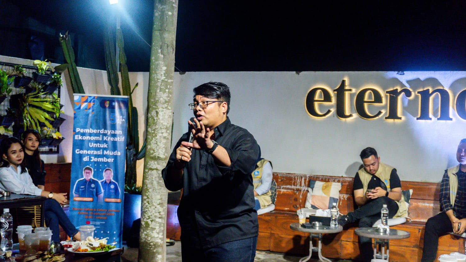Kawendra Lukistian menyampaikan pesan pengembangan ekonomi kreatif untuk anak muda Jember (Foto : PAC Gerindra)