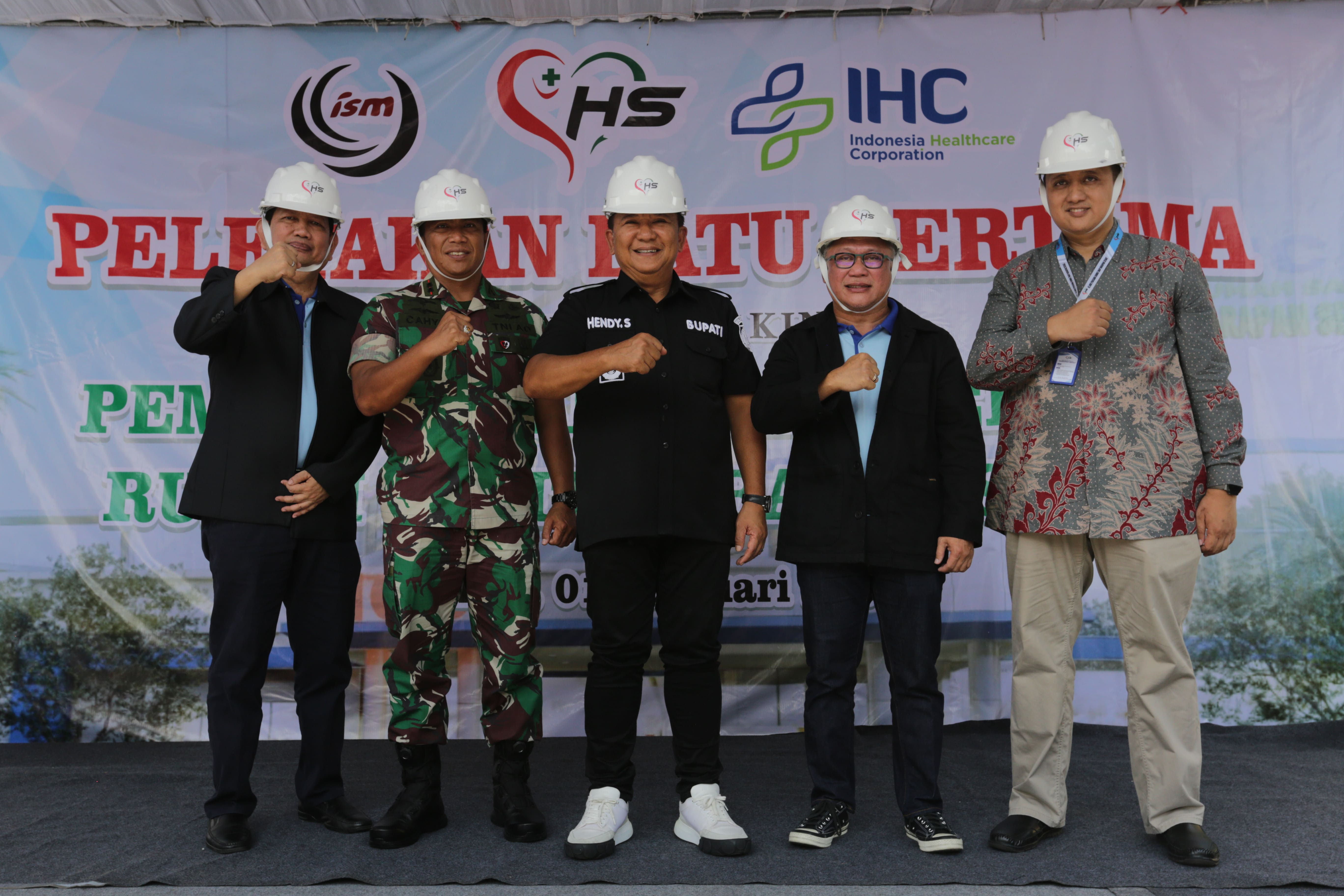SINERGI: Bupati Jember Hendy Siswanto bersama Jajaran PT Rolas Nusantara Medika foto bersama seusai meletakkan batu pertama pembangunan Rumah Sakit Harapan Sehat di Kecamatan Mayang.(AZQAL/RJ)
