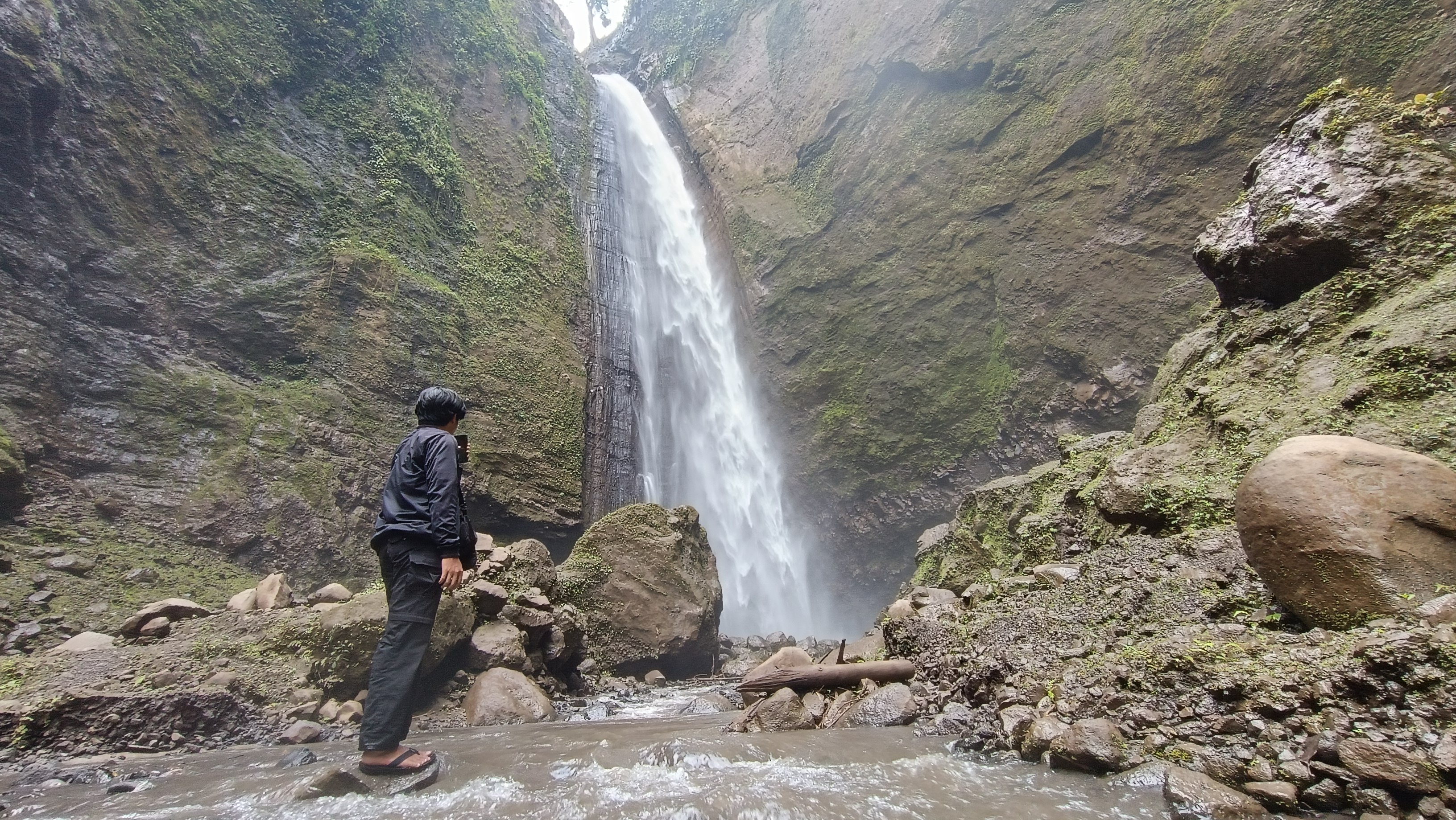 TERSAJI APIK: Penampakan Air Terjun Kabut Pelangi yang tampak indah memancar keluar dari sisi tebing. (MUHAMMAD HASBI/RADAR SEMERU )