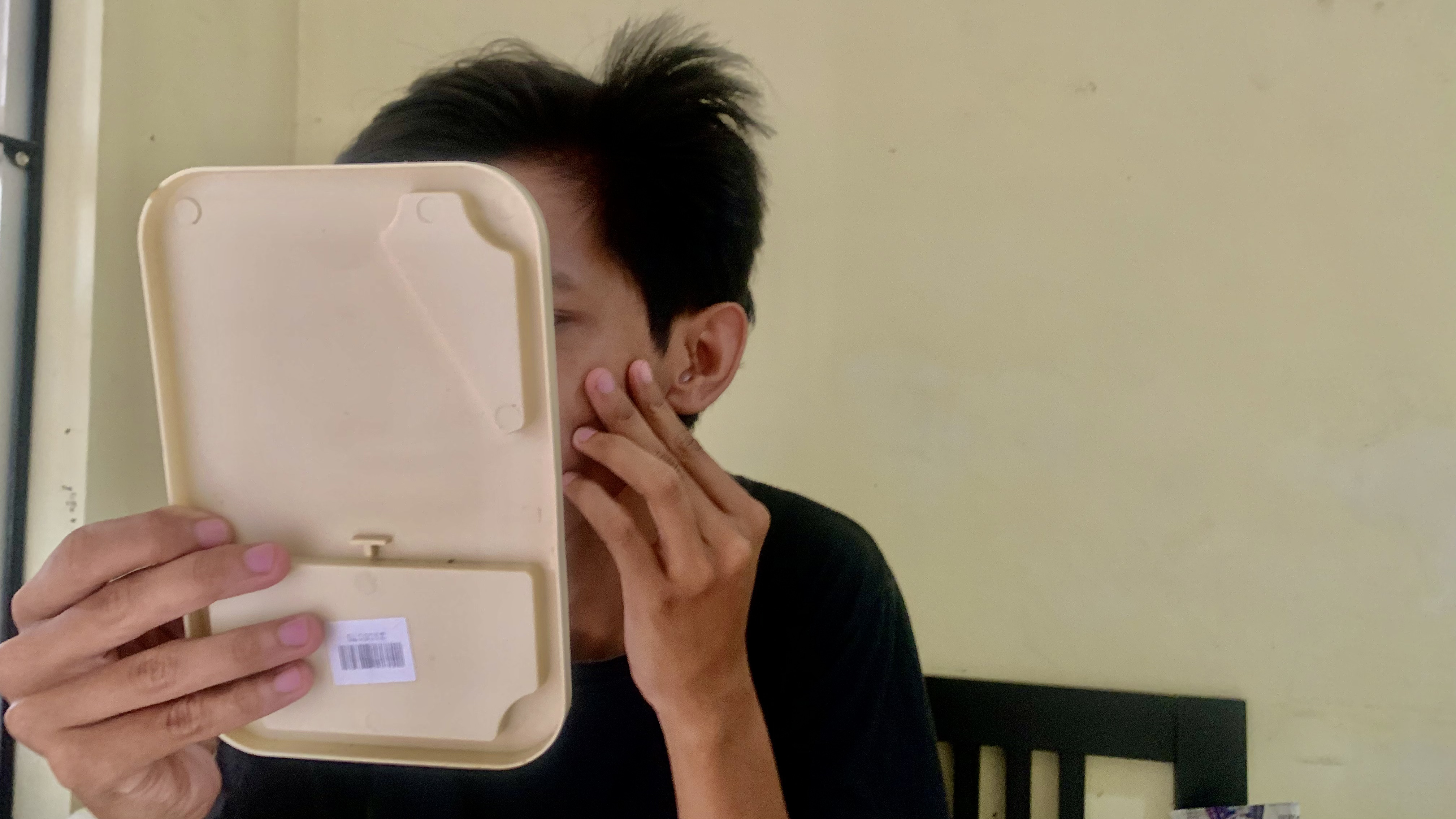 CEK WAJAH: Pria yang melihat jerawat di wajahnya. Ternyata pria lebih rentan berjerawat daripada perempuan. (ILHAM WAHYUDI/RADAR JEMBER)