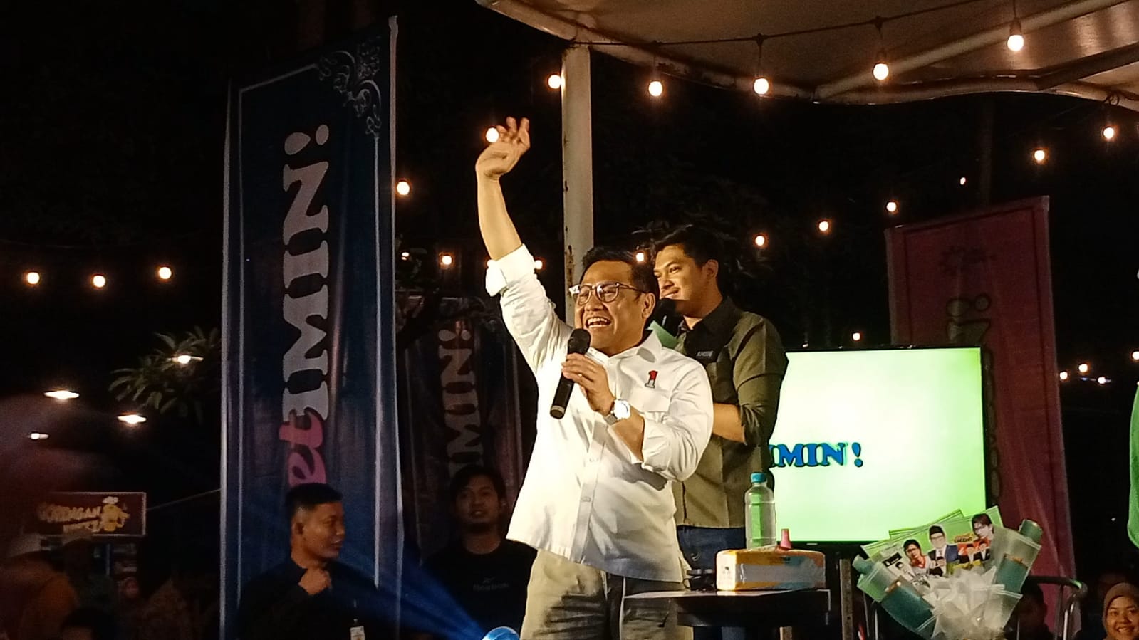 KAMPANYE: Cawapres 01, Muhaimin Iskandar, saat berkampanye ke Jember, di Kota Cinema Mall, Kaliwates Jember, Sabtu malam (3/2/2024). (MAULANA/RJ)