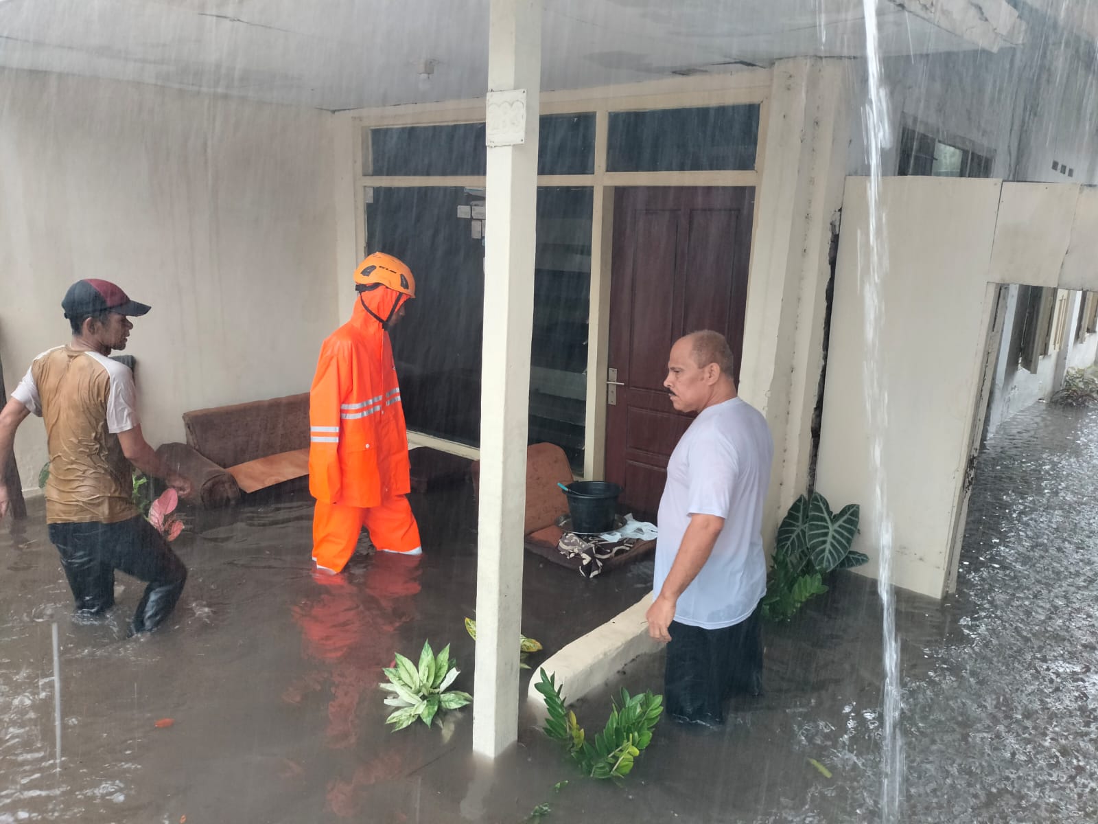 TERGENANG: Ketinggian air di Kelurahan Kademangan mencapai lutut orang dewasa, Minggu (4/2). (FIRMAN UNTUK RJ)