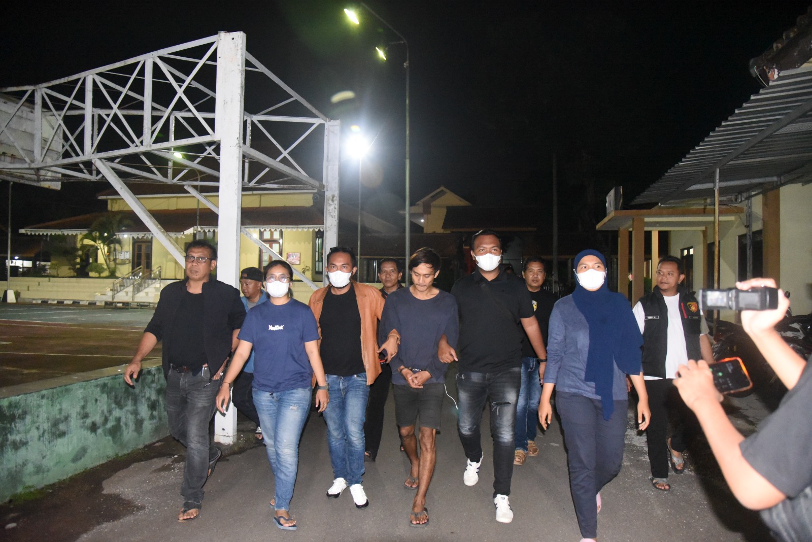 DIAMANKAN: Tersangka pemerkosa bocah SD, Gangga Riskiyanto (tengah), digiring oleh anggota Satreskrim Polres Bondowoso untuk dilakukan pemeriksaan lebih lanjut.