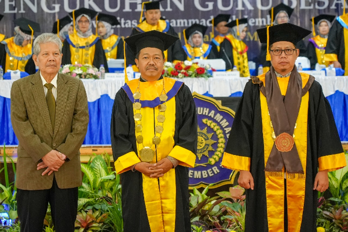 DIKUKUHKAN: Pengukuhan Prof Dr Nanang Saiful Rizal ST MT IPM (kanan), guru besar di bidang ilmu teknik sumber daya air Unmuh Jember, Rabu (31/1). (Foto : Humas Unmuh)