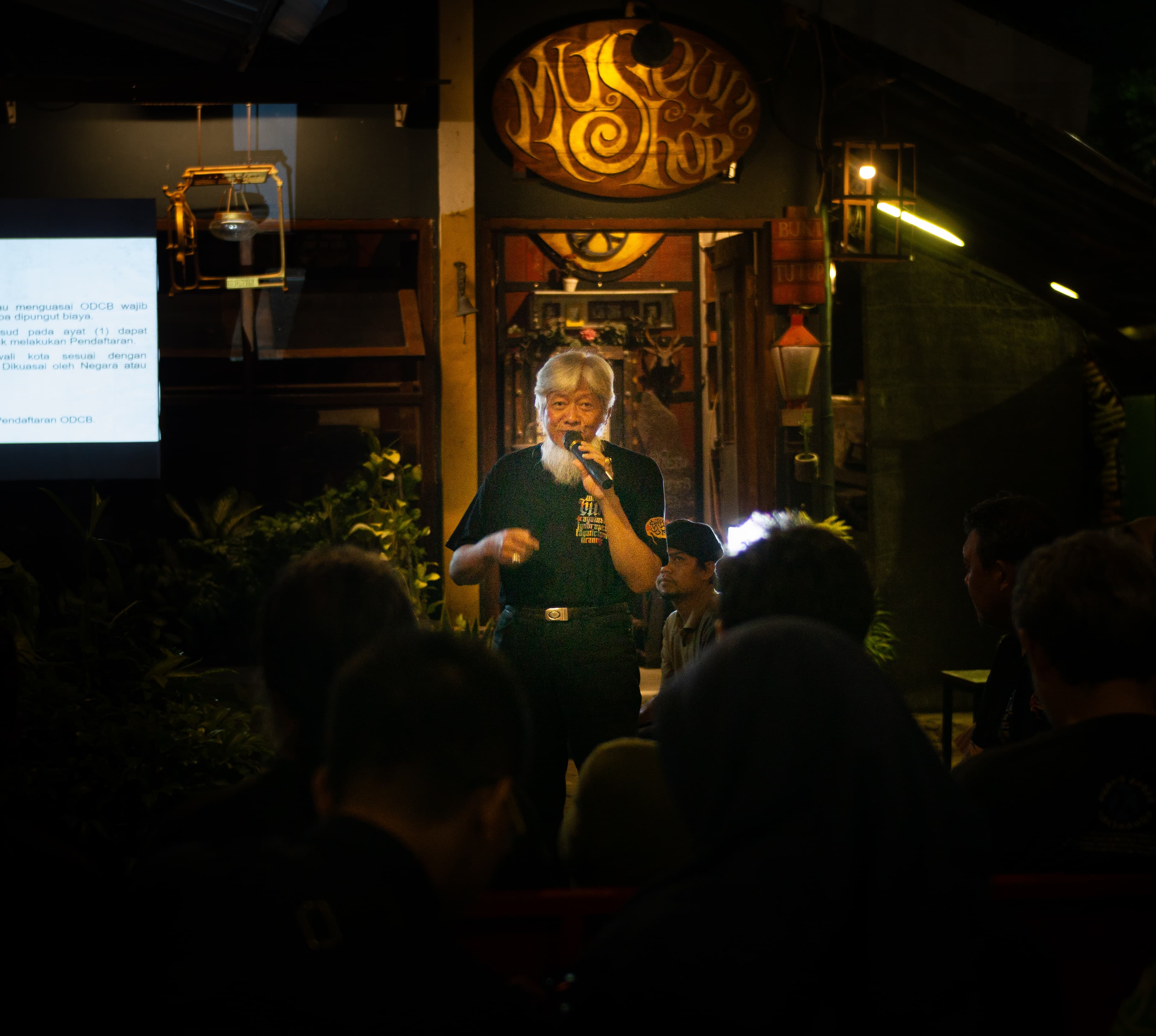 MENERANGKAN: Ismail Lutfi, dosen ilmu sejarah Universitas Negeri Malang (UM) saat menjelaskan tentang ODCB dalam sarasehan UU dan peraturan cagar budaya di Museum Huruf, Kamis malam (1/2).(YULIO/rj)