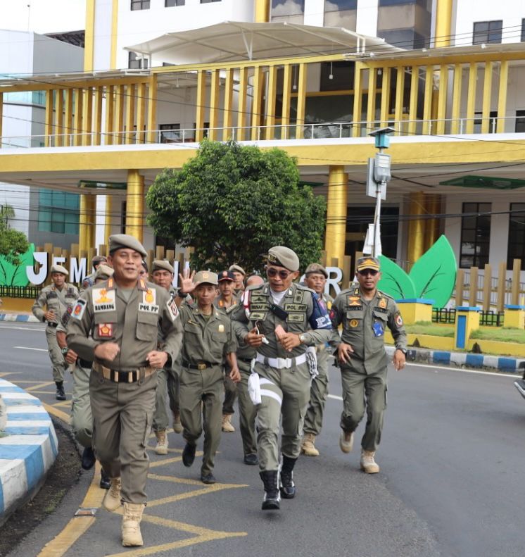 APEL: Anggota Satpol PP Jember melakukan apel persiapan penjagaan pemilu di Jalan Sudarman, depan Kantor Pemkab Jember, Senin (5/2) pagi.