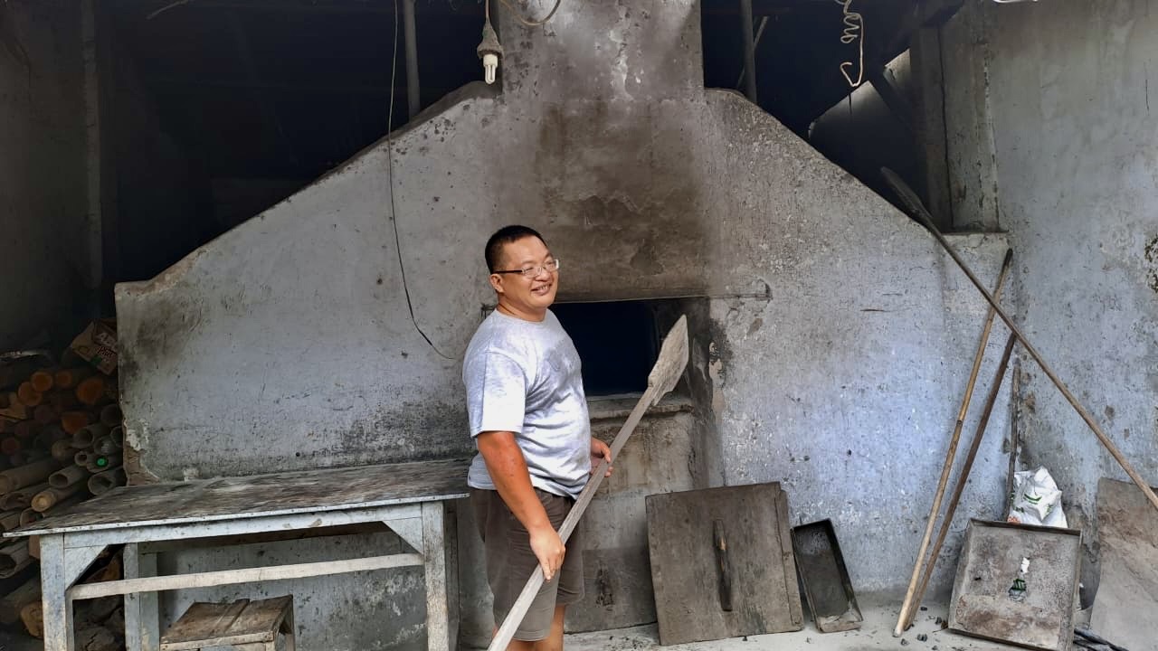 TETAP DIPERTAHANKAN: Hendra Tirta Wijaya menunjukan tungku pembuatan roti yang sudah berdiri hampir satu abad.(ILHAM WAHYUDI/RADAR JEMBER)