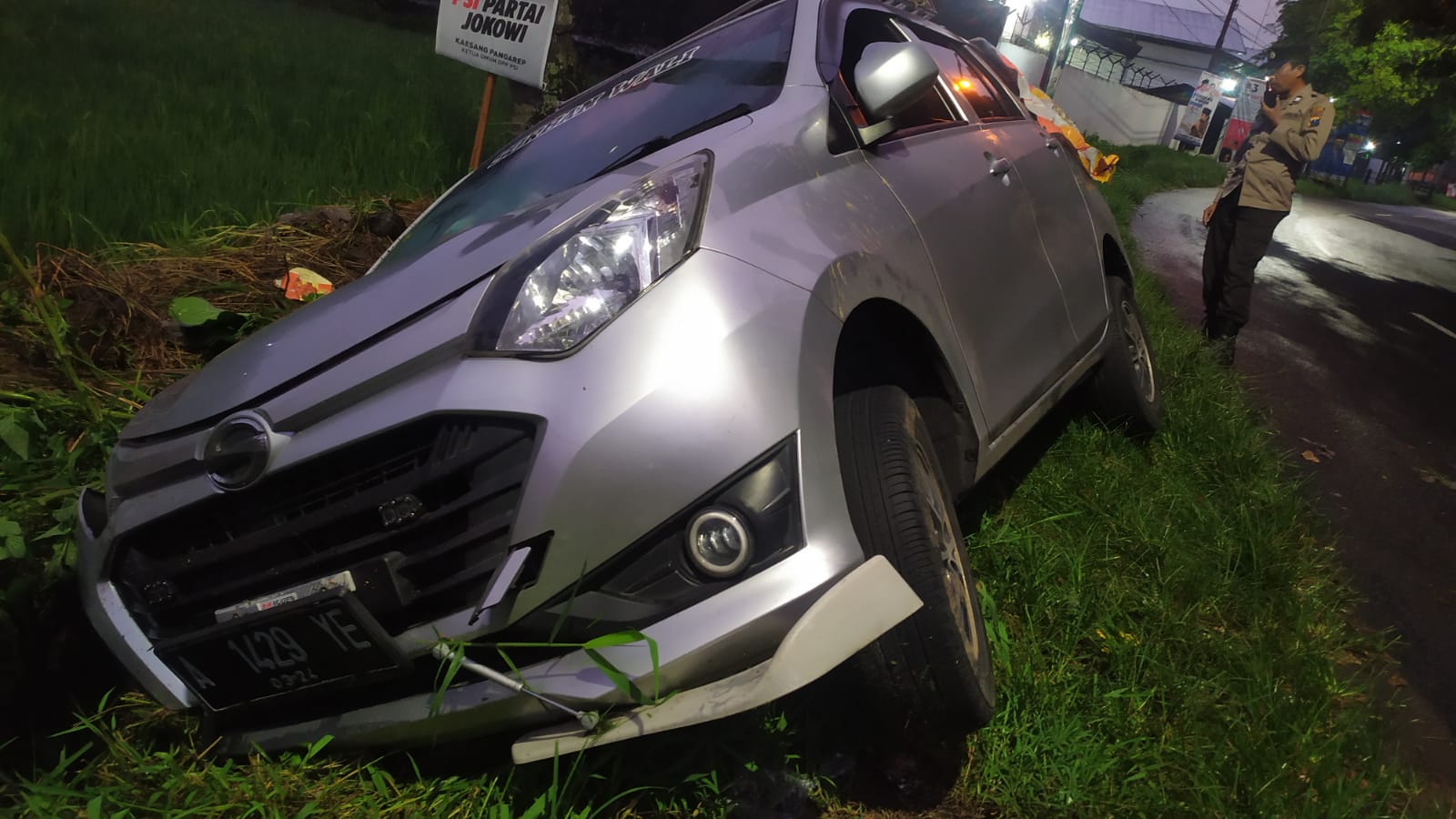 TERPEROSOK: Mobil Daihatsu Ayla nopol A 1429 YE yang disopiri Taufik masuk parit di jalan menikung Desa Glagahwero, Kalisat Selasa (6/2/2024). (Polsek untuk radarjember)