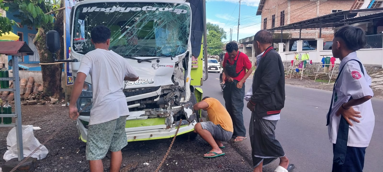 HANCUR: Truk Mitsubishi bernopol DK 8940 FQ yang disopiri Eko Hariyono, mengalami rusak parah dibagian depan sebelah kiri. (Jumai/radarjember)