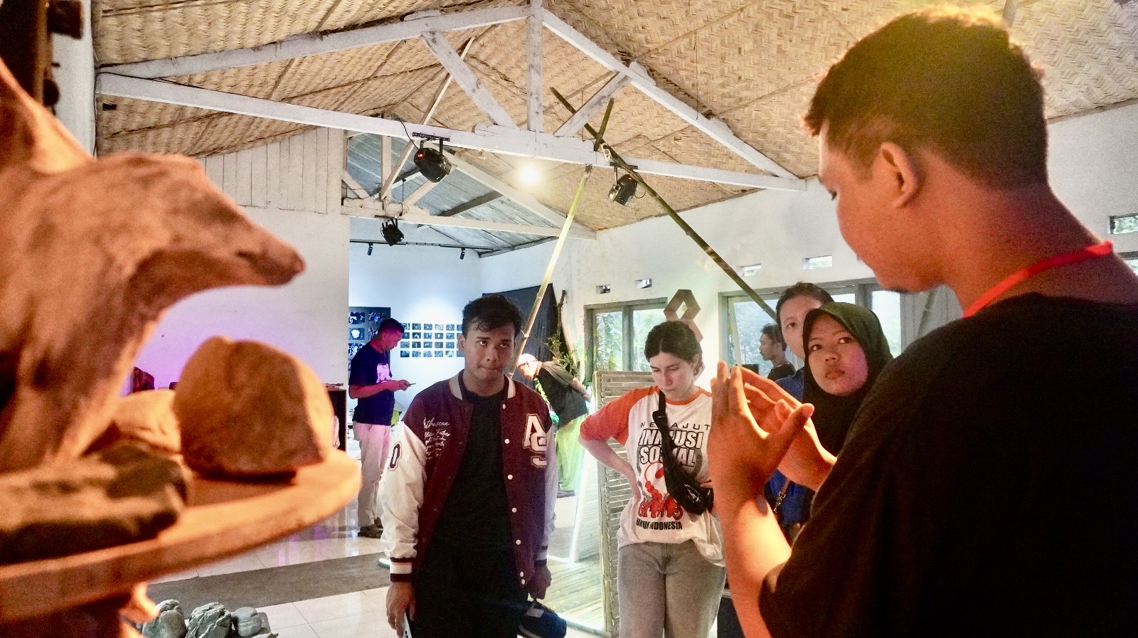 JANGAN DIBIARKAN: Komunitas Sudut Kalisat ketika menggelar pameran yang mengangkat tema Batuan Berkisah, beberapa waktu lalu.(DOKUMENTASI RADAR JEMBER)