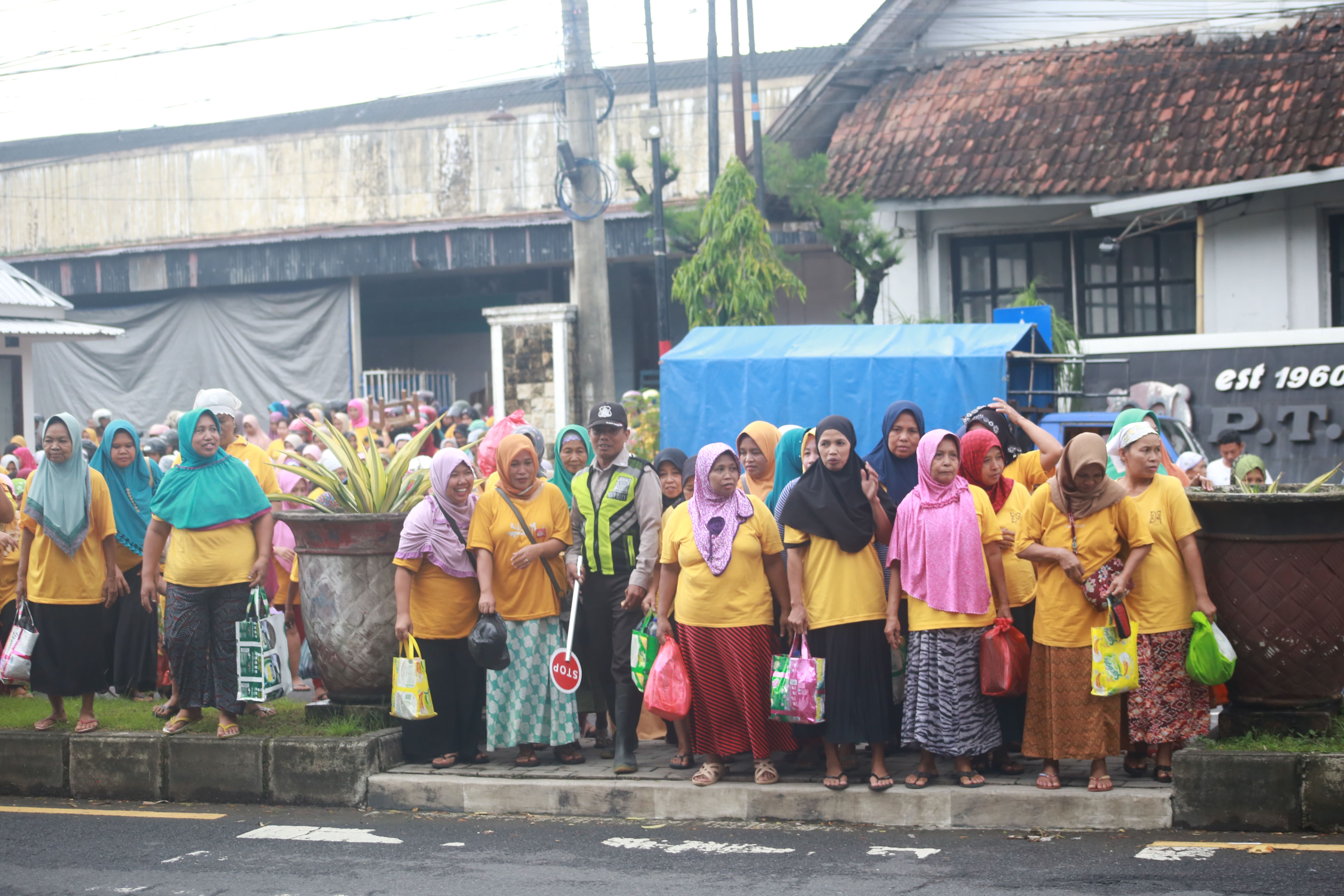 PEKERJA: Sejumlah buruh beranjak pulang seusai bekerja seharian di gudang tembakau. (DOKUMENTASI RADAR JEMBER)