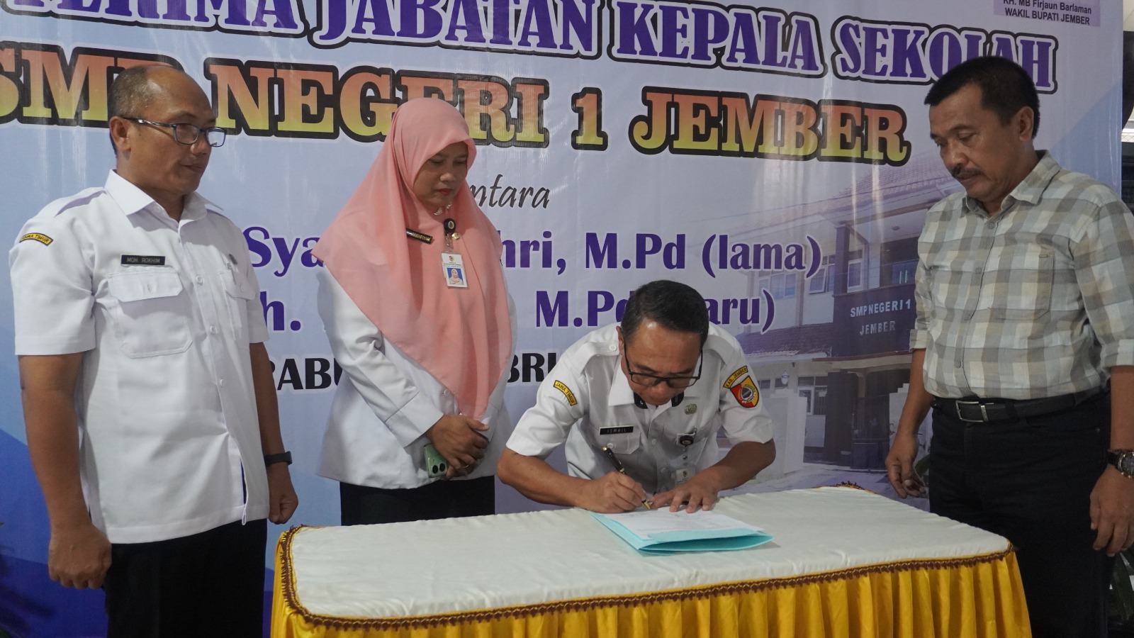 PENANDATANGANAN: Ismail Sekretaris Dinas Pendidikan Jember saat menandatangani sertijab Kepala SMPN 1 Jember dari Drs Syaiful Bahri (purna tugas) kepada Moh Rokhim sebagai Plt Kepala SMPN 1 Jember. (J