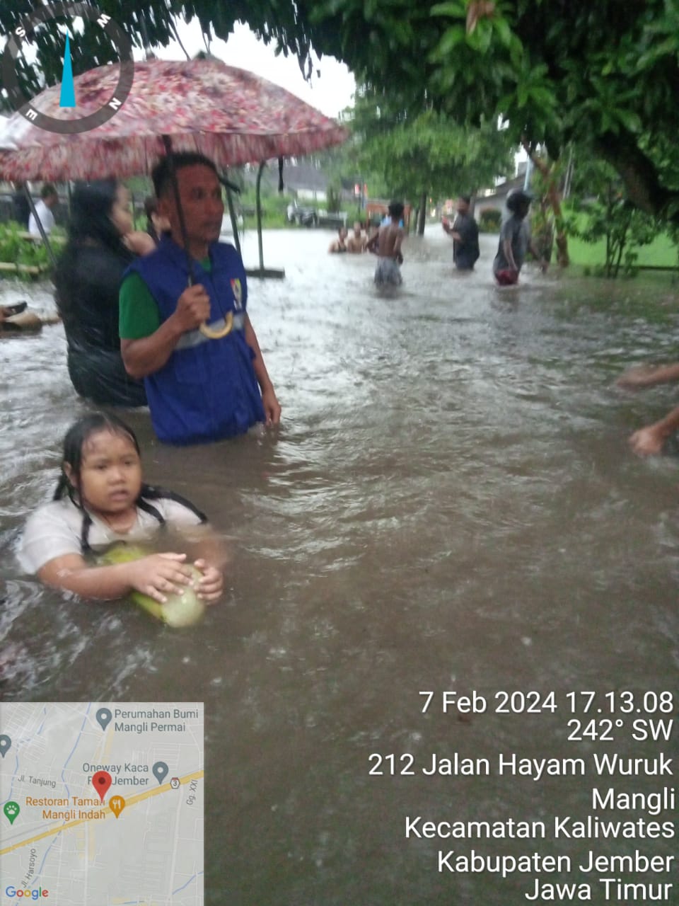 SEPERTI SUNGAI: Banjir sore hari tadi (7/2/2024) membuat sejumlah kawasan kota Jember banjir. (FT ISTIMEWA)