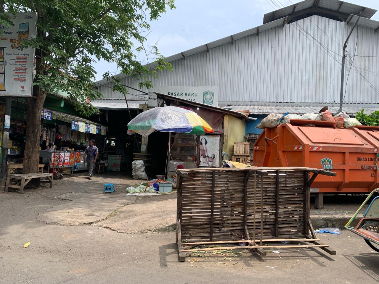 KURANG TERTATA: Kondisi Pasar Baru Lumajang banyak pedagang mangkal di bahu jalan.(ADE APRYANIS/RAME)
