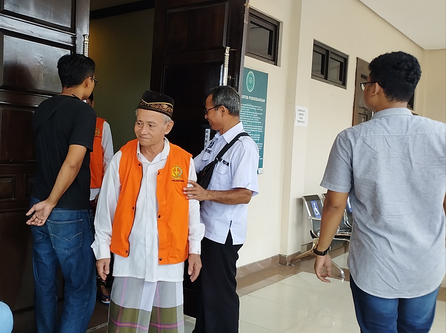 MENERIMA: Terdakwa pencurian toko di Alfamart Desa Mlokorejo keluar dari persidangan di PN Jember. Ketiga terdakwa divonis 2 tahun 3 bulan penjara. (MEGA SILVIA/RADAR JEMBER)